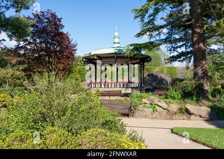 Chiosco nel delizioso River Gardens accanto a Strutt's Mill sul fiume Derwent nel Belper Derbyshire UK Foto Stock