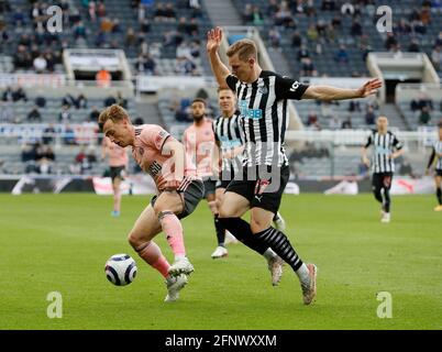 Newcastle, Inghilterra, 19 maggio 2021. Ben Osborn di Sheffield Utd sfidato da Emil Krafth di Newcastle United durante la partita della Premier League al St. James's Park, Newcastle. Il credito immagine dovrebbe essere: Darren Staples / Sportimage Credit: Sportimage/Alamy Live News Foto Stock