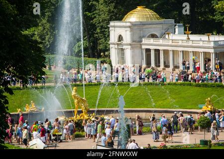 Peterhof, Russia: 16 luglio 2016 - il parco del palazzo. Celebrazione dell'apertura delle fontane. Turisti che visitano il punto di riferimento di San Pietroburgo. Foto Stock