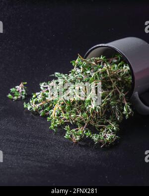 Mazzetto di timo biologico fresco e limone. Messa a fuoco selettiva Foto Stock