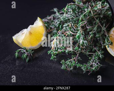 Mazzetto di timo biologico fresco e limone. Messa a fuoco selettiva Foto Stock