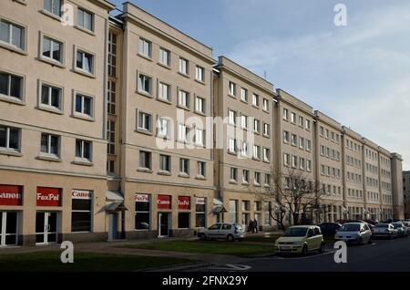 Edifici residenziali del quartiere di Muranow, ex zona del Ghetto di Varsavia, Varsavia, Polonia Foto Stock