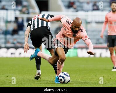 Newcastle, Inghilterra, 19 maggio 2021. David McGoldrick di Sheffield Utd supera Jonjo Shelvey di Newcastle United durante la partita della Premier League al St. James's Park, Newcastle. Il credito immagine dovrebbe essere: Darren Staples / Sportimage Credit: Sportimage/Alamy Live News Foto Stock