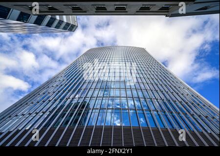 Londra, Regno Unito: Guardando verso l'edificio Walkie Talkie nella città di Londra. Vista dell'edificio Walkie Talkie con cielo blu e nuvole bianche. Foto Stock