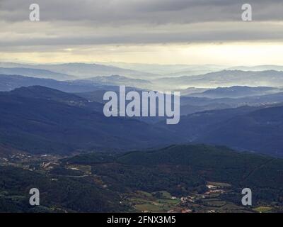 Paesaggio Mondim de basso, in Portogallo, splendida vista sulle montagne, natura nebbia. Foto Stock