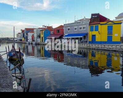 Visita Aveiro villaggio in Portogallo, fiume con barche, incredibile destinazione di viaggio. Foto Stock