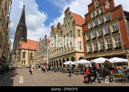 Münster, NRW, Germania. 19 maggio 2021. La gente ama mangiare e bere all'aperto nei caffè, nei bar e nei ristoranti del centro storico di Münster. L'ospitalità all'aperto, compresi caffè e ristoranti, è ora autorizzata ad aprire in Germania, a seguito di un'incidenza per 100.000 persone che rimane al di sotto di 100 per almeno 5 giorni di fila, in singole città o consigli. La città di Münster, di medie dimensioni e relativamente ricca, ha registrato tassi di incidenza relativamente bassi in tutta la pandemia e, attualmente a 16.5/100.000, si colloca ben al di sotto del tasso di incidenza medio tedesco di 72. 8. Credit: Imageplotter/Alamy Live News Foto Stock