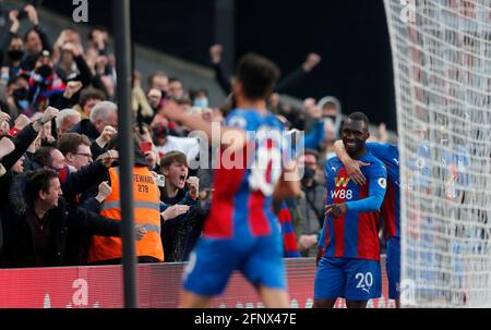 Christian Benteke (20) di Crystal Palace celebra il primo gol della partita durante la partita della Premier League a Selhurst Park, Londra. Data immagine: Mercoledì 19 maggio 2021. Foto Stock