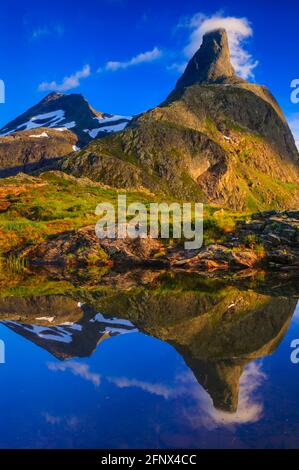 Ultima sera luce del sole sulla montagna Romsdalshorn, 1550 m, nella valle di Romsdalen, Rauma kommune, Møre og Romsdal, Norvegia, Scandinavia. Foto Stock