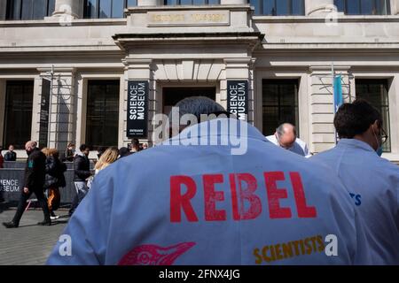 Londra, Regno Unito. 19 maggio 2021. Estinzione la ribellione protesta al Museo della Scienza riguardo alla sponsorizzazione in corso di Shell del Museo in quello che i manifestanti considerano un tentativo di greenwash della Compagnia. Credit: Joao Daniel Pereira Credit: João Daniel Pereira/Alamy Live News Foto Stock