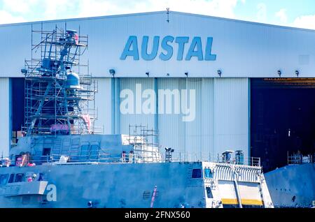 La USS Canberra (LCS 30), una nave da combattimento litoraneo, è attraccata nello stabilimento di produzione navale Austal USA sul Mobile River, il 14 maggio 2021, a Mobile, Alao. Foto Stock