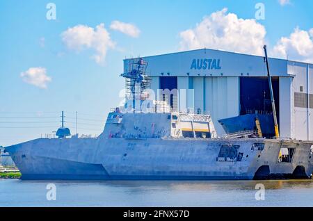 La USS Canberra (LCS 30), una nave da combattimento litoraneo, è attraccata nello stabilimento di produzione navale Austal USA sul Mobile River, il 14 maggio 2021, a Mobile, Alao. Foto Stock