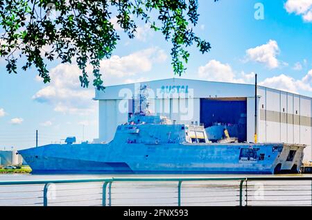 La USS Canberra (LCS 30), una nave da combattimento litoraneo, è attraccata nello stabilimento di produzione navale Austal USA sul Mobile River, il 14 maggio 2021, a Mobile, Alao. Foto Stock