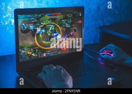 Persona che gioca a League of Legends video game sul computer Foto Stock