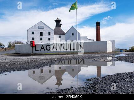 Vista esterna della distilleria Lagavulin, Islay, Scozia. La distilleria Lagavulin è di proprietà di Diageo. Foto Stock