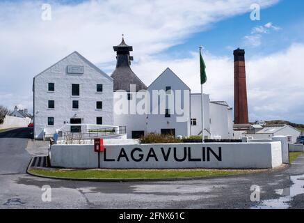 Vista esterna della distilleria Lagavulin, Islay, Scozia. La distilleria Lagavulin è di proprietà di Diageo. Foto Stock