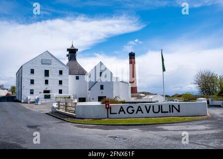 Vista esterna della distilleria Lagavulin, Islay, Scozia. La distilleria Lagavulin è di proprietà di Diageo. Foto Stock