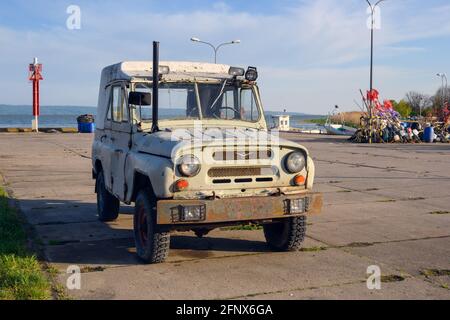 Krynica Morska, Polonia - 15 maggio 2021: UAZ, vecchio veicolo fuoristrada russo sulla strada. UAZ è un produttore automobilistico con sede a Ulyanovsk, Russia. Foto Stock