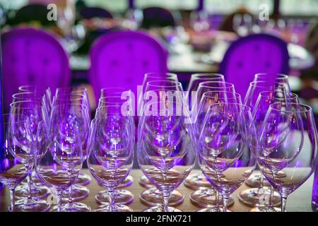 Set di bicchieri da vino vuoti in luce viola Foto Stock