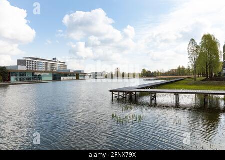 Eindhoven, Paesi Bassi, 3 maggio 2021. Il campus High Tech, edifici esterni con sede centrale Philips, un lago e verde in una giornata di sole Foto Stock