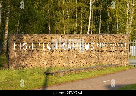 Eindhoven, Paesi Bassi, 3 maggio 2021. L'ingresso di testo del campus High Tech, circondato dal verde in una giornata di sole in primavera Foto Stock