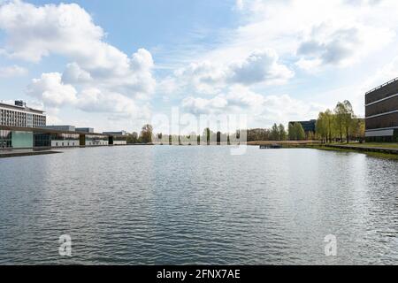 Eindhoven, Paesi Bassi, 3 maggio 2021. Edifici esterni del campus High Tech con la sede centrale Philips, un lago, alberi e vegetazione in una giornata di sole Foto Stock