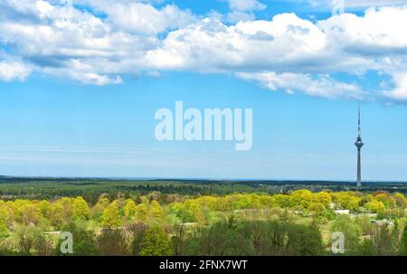 Vista della Torre della TV di Tallinn dal quartiere di Lascamae. Foto Stock