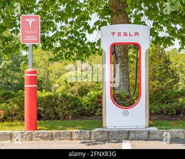 Stazione di ricarica per veicoli elettrici Telsa a Water Mill, NY Foto Stock