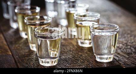 bicchieri di tequila, tequila d'oro e tequila d'argento, tipica bevanda messicana Foto Stock