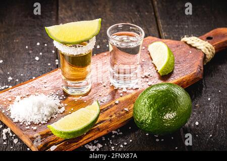 bicchieri di tequila, tequila d'oro e tequila d'argento, tipica bevanda messicana Foto Stock