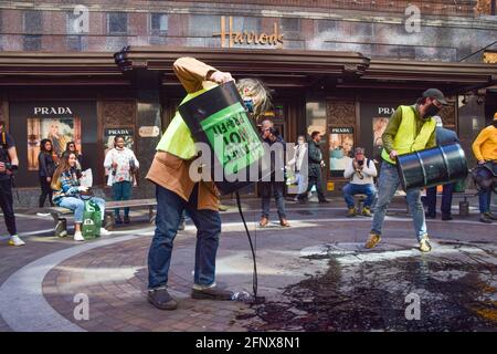 Londra, Regno Unito. 19 maggio 2021. Estinzione gli attivisti della ribellione versano il falso petrolio fuori dalla sede della compagnia di petrolio e gas Ineos a Knightsbridge. (Credit: Vuk Valcic / Alamy Live News) Foto Stock