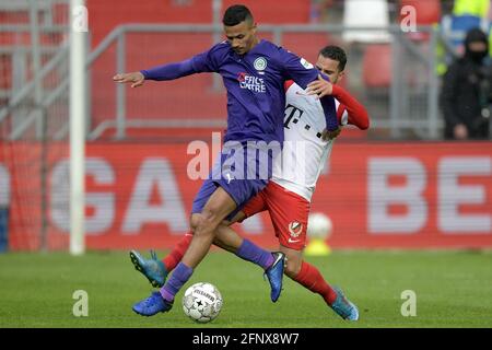 UTRECHT, PAESI BASSI - 19 MAGGIO: Alessio da Cruz di FC Groningen, Adam Maher di FC Utrecht durante la partita olandese Eredivisie Play off tra FC Utrecht e FC Groningen a Stadion Galgenwaard il 19 maggio 2021 a Utrecht, Paesi Bassi (Foto di Gerrit van Keulen/Orange Pictures) Foto Stock