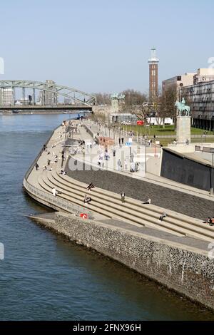 Blick von der Deutzer Brücke auf den Rheinboulevard, Köln-Deutz, Nordrhein-Westfalen, Deutschland Foto Stock