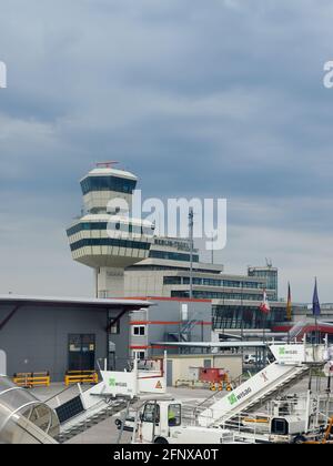 Torre di controllo e terminal UN edificio dell'ex Berlin International Aeroporto Tegel Foto Stock