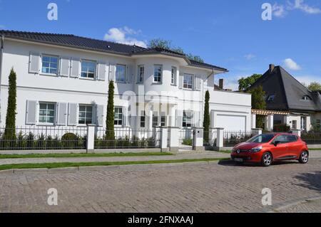 Una villa bianca a Seestrasse in Potsdam, Germania. Foto Stock