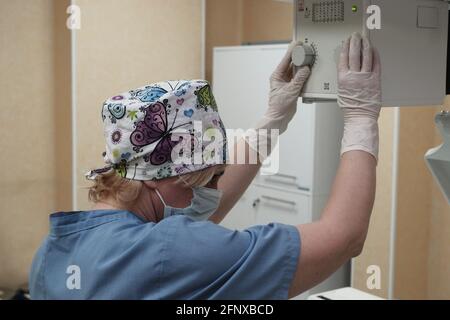 Il lavoro di un radiologo nella sala raggi X per la diagnostica. Foto Stock