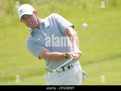 Isola di Kiawah, Stati Uniti. 19 maggio 2021. Rory McIlroy dell'Irlanda del Nord ha colpito un chip girato durante un turno di pratica prima del 103esimo campionato PGA a Kiawah Island Golf Resort Ocean Course sull'isola di Kiawah, Carolina del Sud mercoledì 19 maggio 2021. Foto di Richard Ellis/UPI Credit: UPI/Alamy Live News Foto Stock