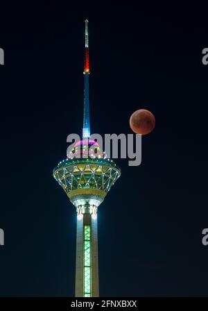 L'eclissi più lunga del XXI secolo a Teheran, accanto alla Milad Tower. Foto Stock