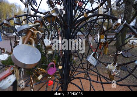 Un albero artificiale fatto di canne di ferro, appeso con serrature per porte turistiche. Foto Stock