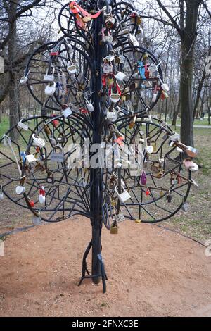 Un albero artificiale fatto di canne di ferro, appeso con serrature per porte turistiche. Foto Stock