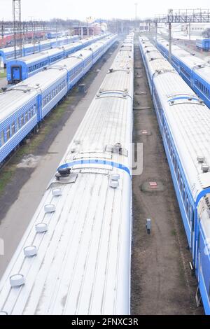 Treno per passeggeri parcheggiato nella vista dall'alto della stazione ferroviaria. Foto Stock