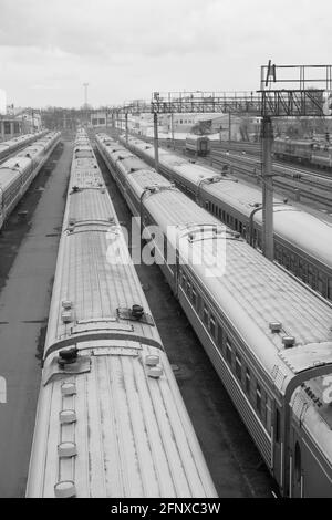 Treno per passeggeri parcheggiato nella vista dall'alto della stazione ferroviaria. Immagine in bianco e nero. Foto Stock