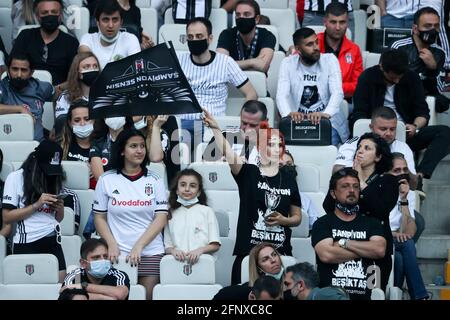 ISTANBUL, TURCHIA - MAGGIO 19: Tifosi di Besiktas durante la cerimonia di Coppa di Besiktas, dopo aver vinto il Turkiye Kupasi e Super Lig, al Vodafone Park il 19 maggio 2021 a Istanbul, Turchia (Orange Pictures) Foto Stock