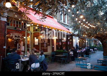 Clapham, Londra, 19 maggio 2021: Nonostante le normative Stage 3 che consentono la cena al coperto, quando il tempo lo consente, i clienti preferiscono spesso rimanere all'aperto dove una buona ventilazione riduce il rischio di trasmissione del coronavirus. Anna Watson/Alamy Live News Foto Stock