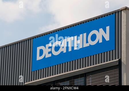 Dietlikon, Zurigo, Svizzera - 16 aprile 2021 : insegna Decathlon appesa su un edificio a Zurigo. Decathlon è un rivenditore francese di articoli sportivi Foto Stock