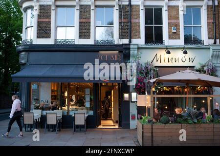 Clapham, Londra, 19 maggio 2021: Nonostante le normative Stage 3 che consentono la cena al coperto, quando il tempo lo consente, i clienti preferiscono spesso rimanere all'aperto dove una buona ventilazione riduce il rischio di trasmissione del coronavirus. Anna Watson/Alamy Live News Foto Stock