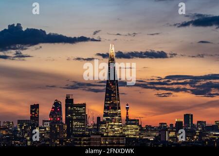 Londra, Regno Unito. 19 maggio 2021. Regno Unito Meteo: Il grattacielo Shard edificio durante un tramonto spettacolare e colorato sulla città. Credit: Guy Corbishley/Alamy Live News Foto Stock
