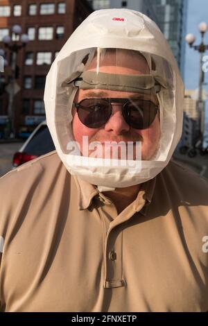 Seattle, Stati Uniti. 1 aprile 2021. A metà giornata, un uomo al Pike Place Market indossava un respiratore per flusso d'aria 3M, al culmine dell'epidemia di Covid. Foto Stock