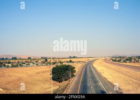 Cannoni per il dugout sulla spiaggia di sabbia di Kribi in una giornata nuvolosa Foto Stock