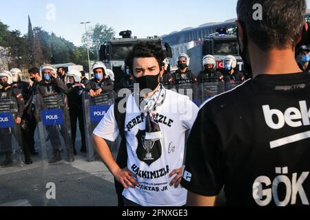 Istanbul, Turchia. 19 maggio 2021. I fan sono visti in attesa della cerimonia dei trofei. La cerimonia di trofeo del campionato turco Super League 2020-2021 Besiktas si è tenuta allo stadio Vodafone. Credit: SOPA Images Limited/Alamy Live News Foto Stock